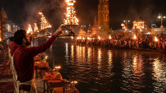 गंगा आरती का अनुभव: हरिद्वार और काशी